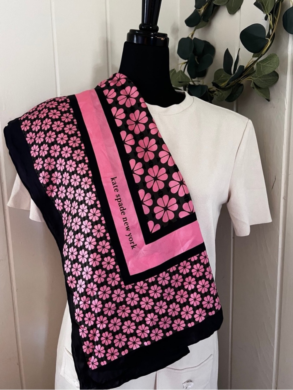 🕹️❤️‍🔥💕Kate Spade Pink & Black Floral Silk Scarf